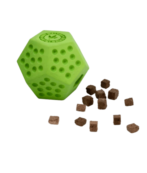 Balle à friandises pour chien verte avec friandises