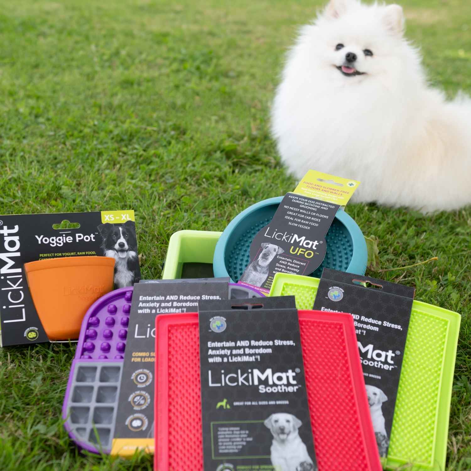 Ensemble de Lickimat dont le bol de léchage antidérapant pour chien LickiMat UFO