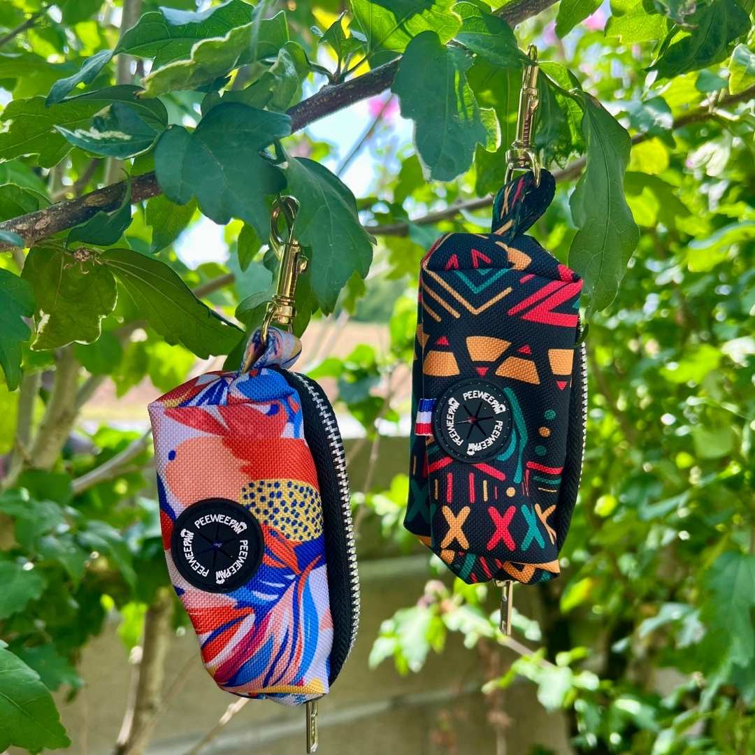 Distributeur sac à crotte chien Peeweepaw disponible en plusieurs motifs