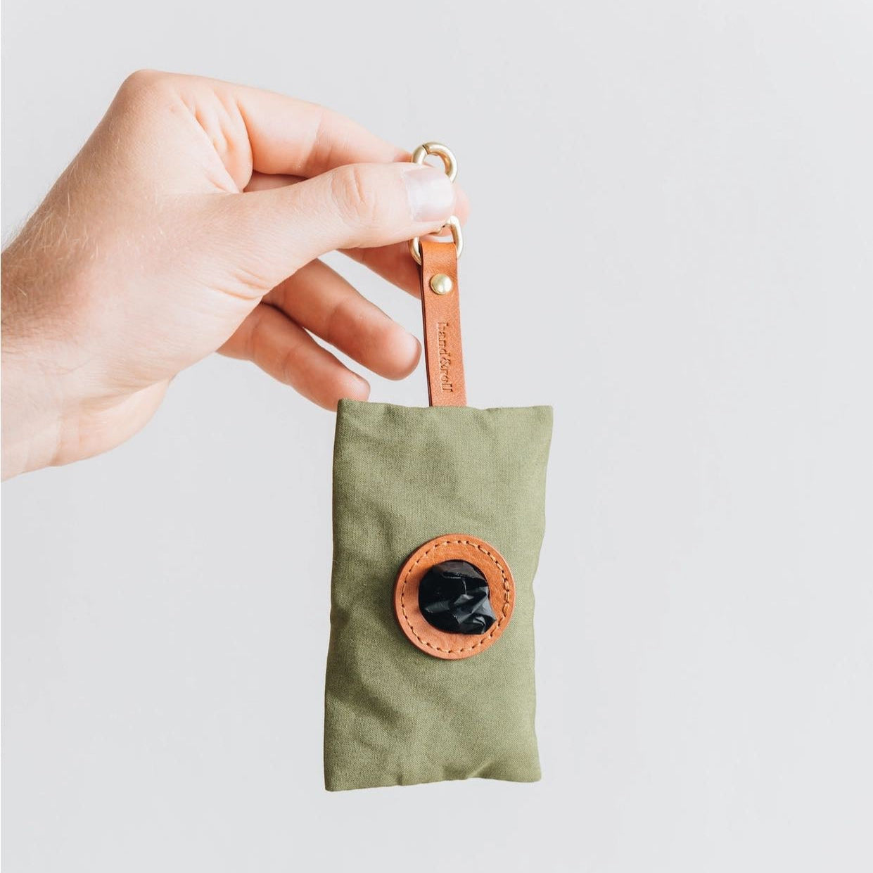 rouleau inséré dans le distributeur sac crotte chien artisanal