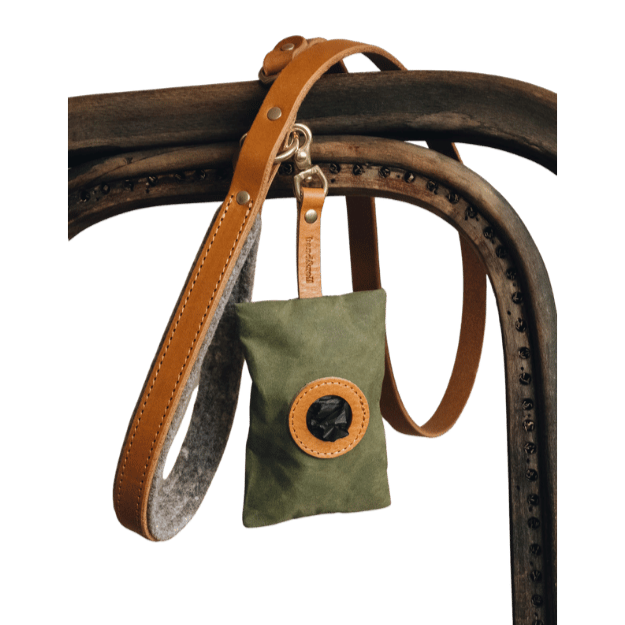distributeur sac crotte chien vert en toile cirée avec cuir marron