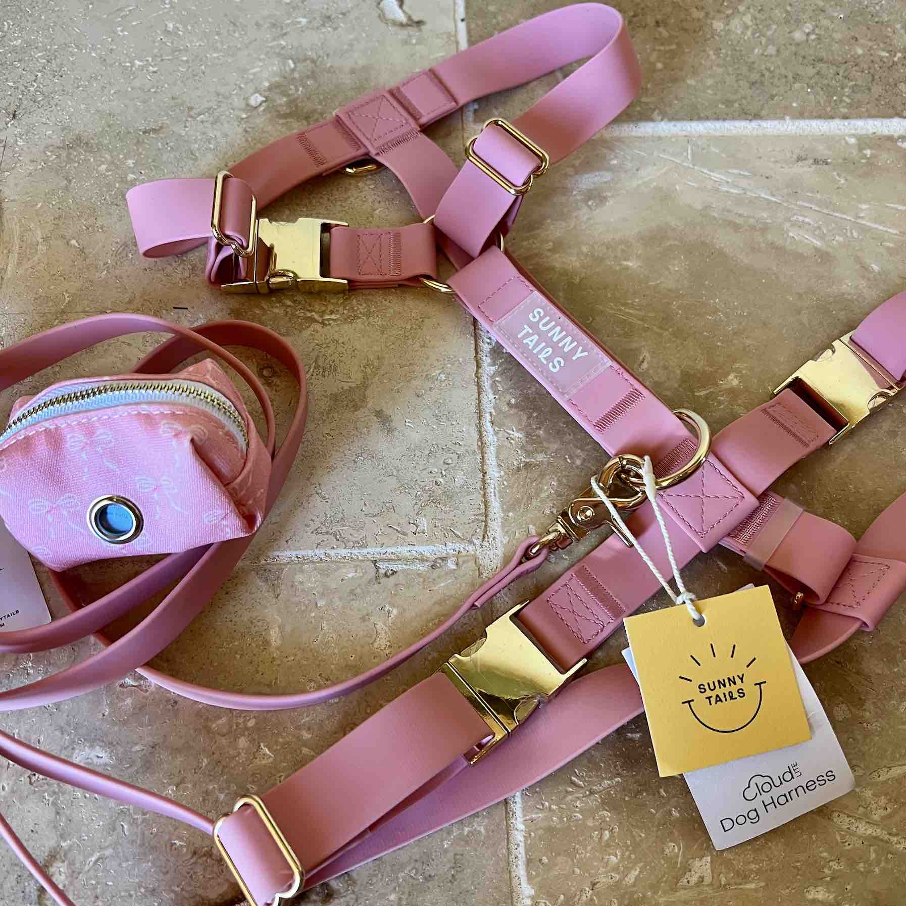 harnais pour chien rose waterproof avec laisse et porte sacs à caca