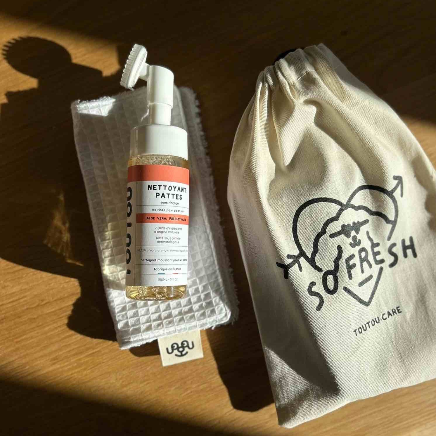 Flacon et poudre à reconstituer pour le nettoyage des pattes de chien