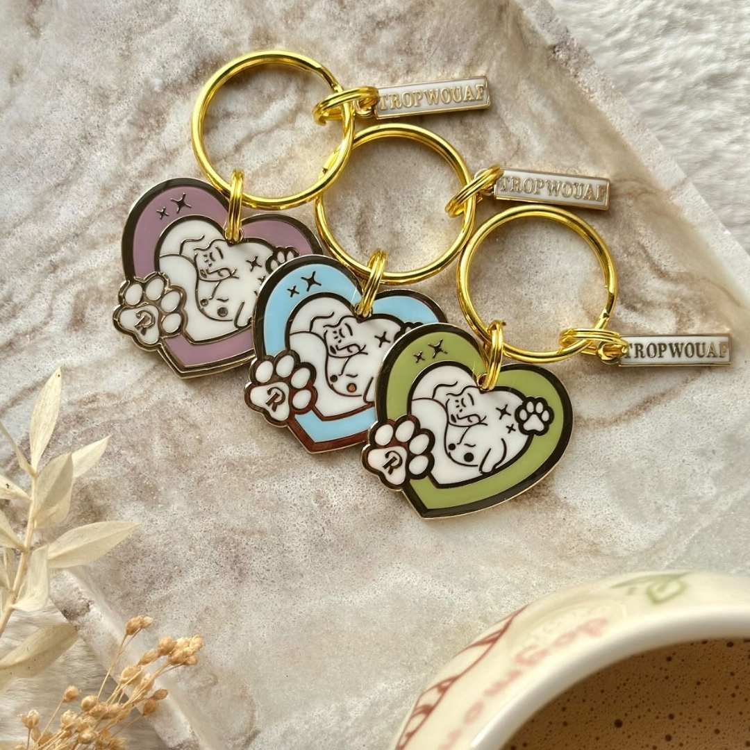 Médaille pour chien Trop Wouaf disponible en rose, bleu et vert – édition limitée