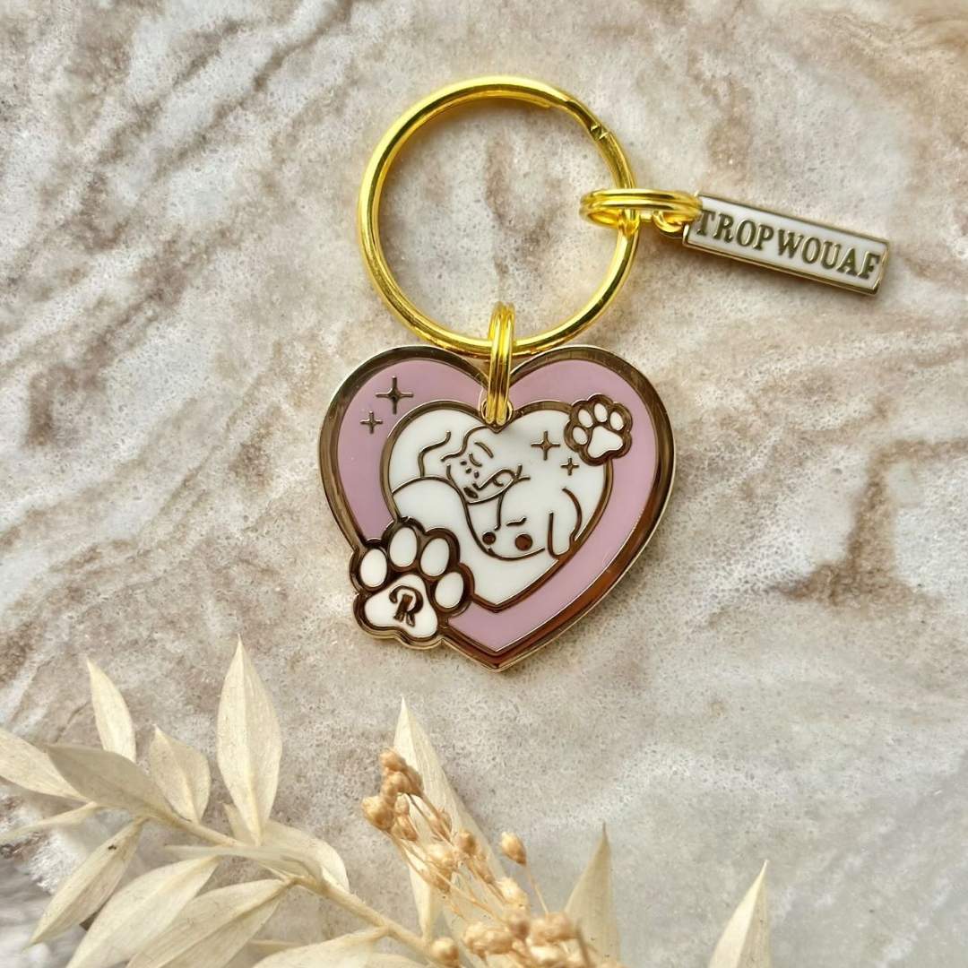 Médaille personnalisable chien rose avec patte dorée