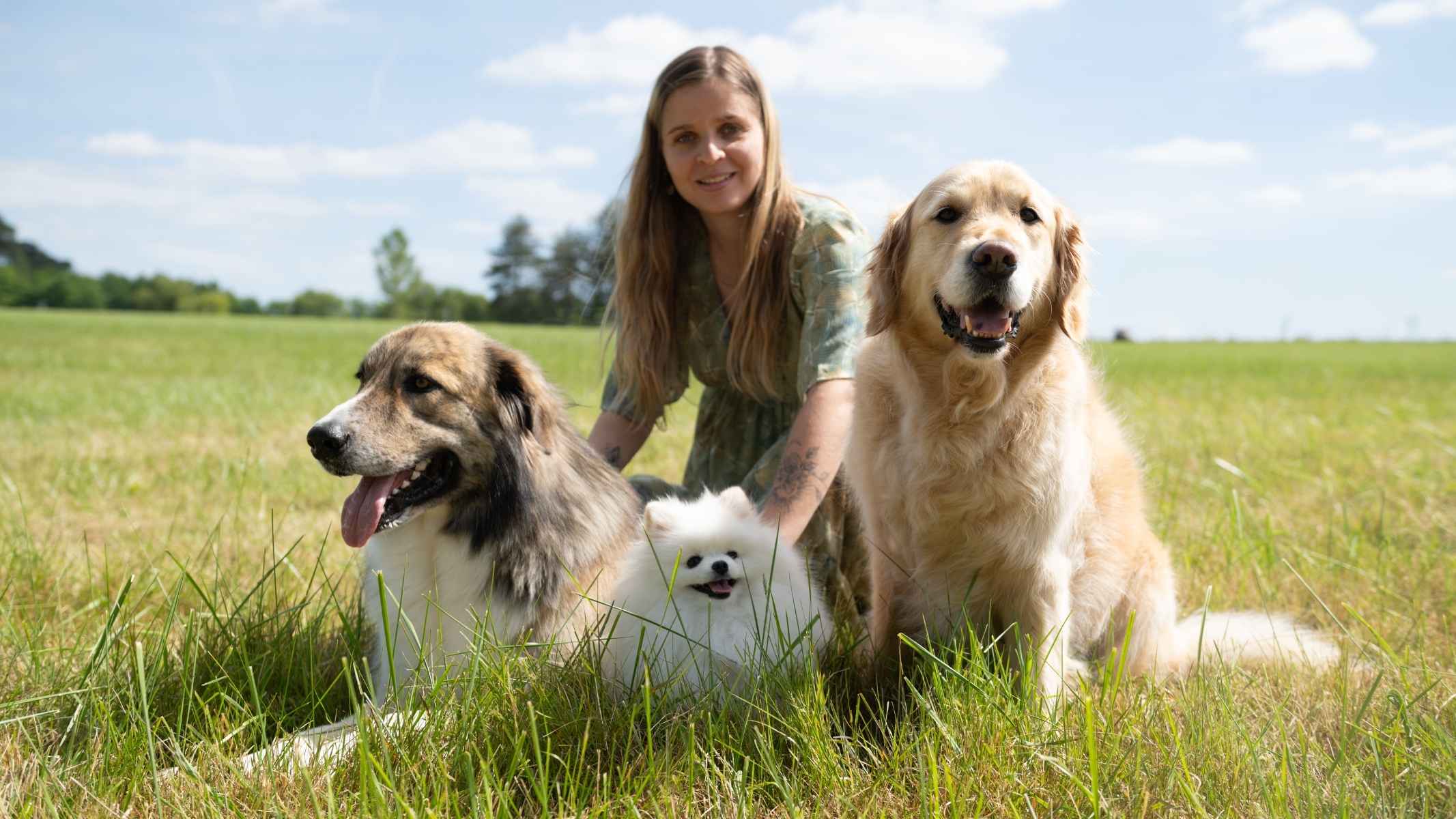 Une femme avec ses 3 chiens qu'elle va gâter pour Pâques