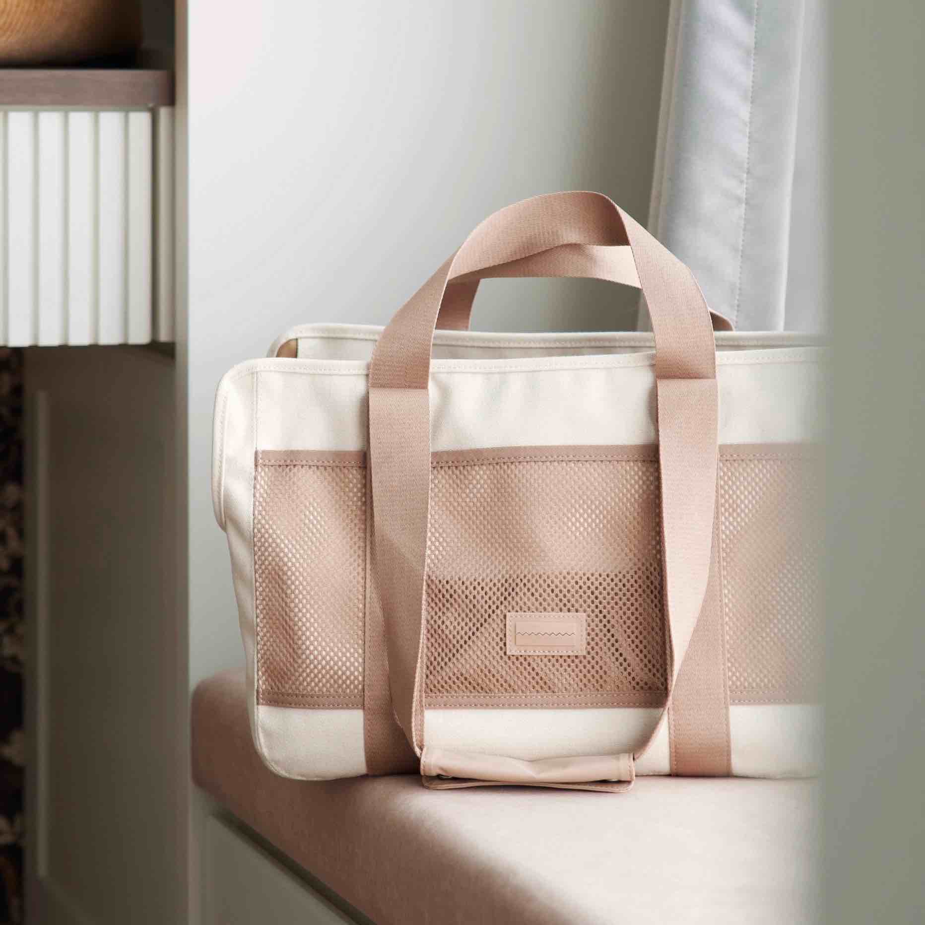 Vue latérale du sac transport chien au design minimaliste