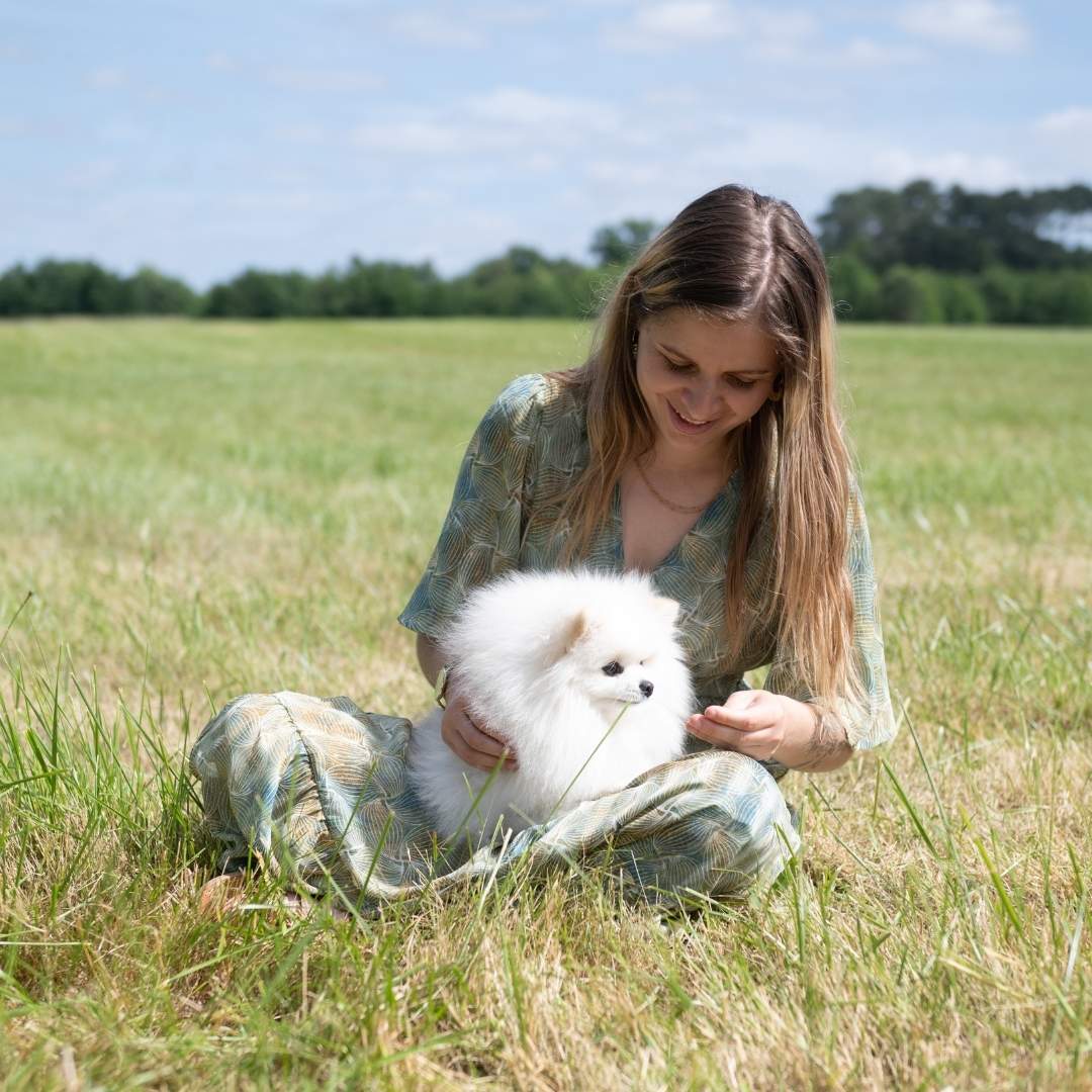 Femme partageant un moment de complicité avec son chien lors de la Saint-Valentin chien en pleine nature