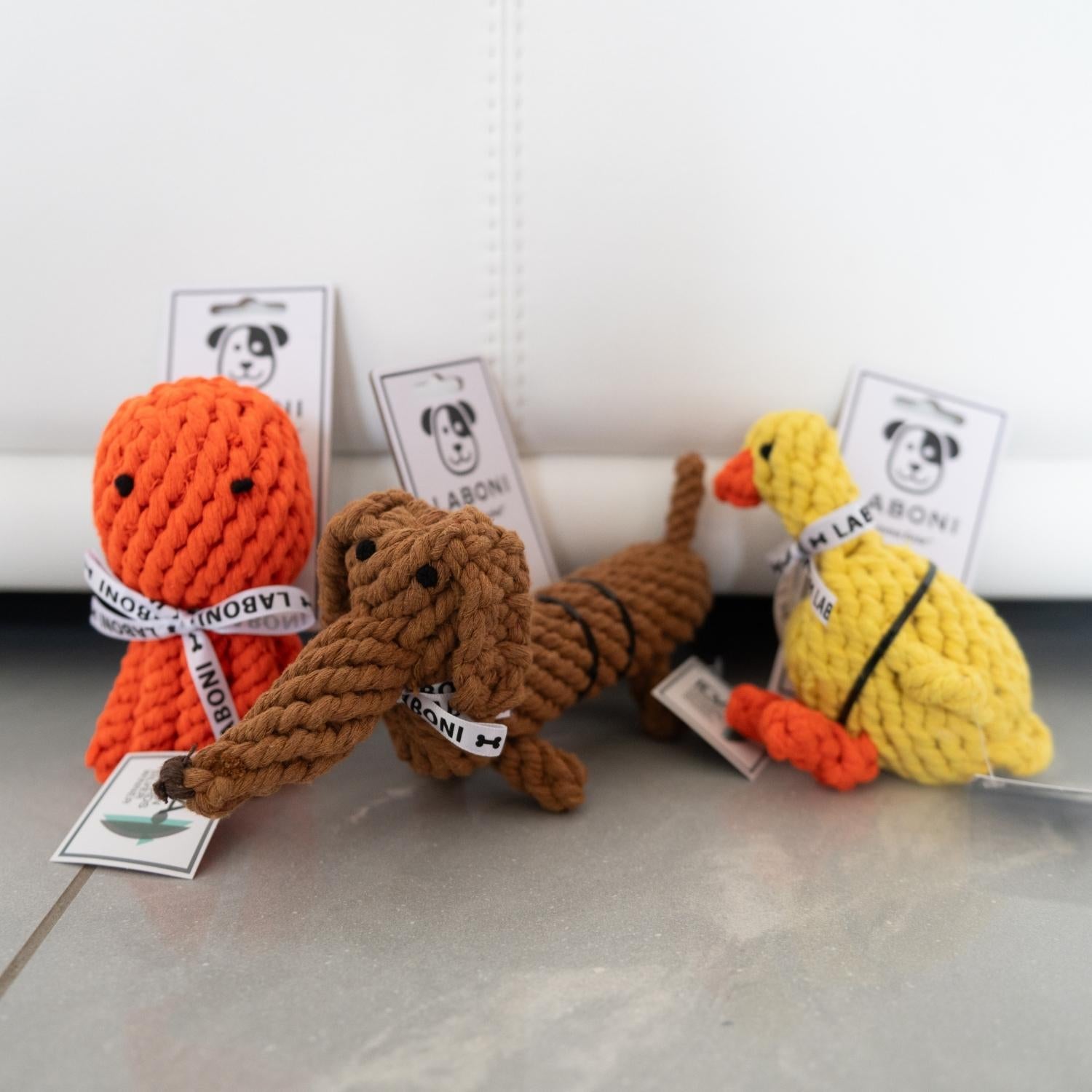jouet canard chien avec d'autres jouets Laboni