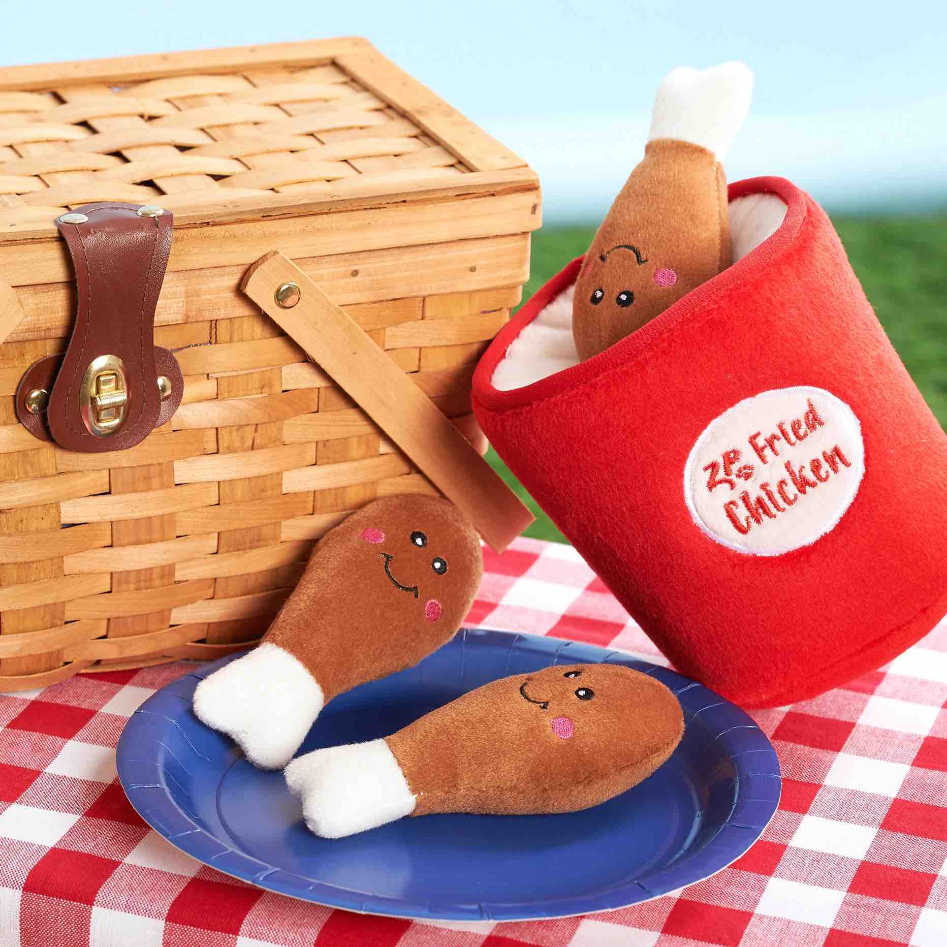 Pilons en peluche du jouet interactif pour chien sortis du seau