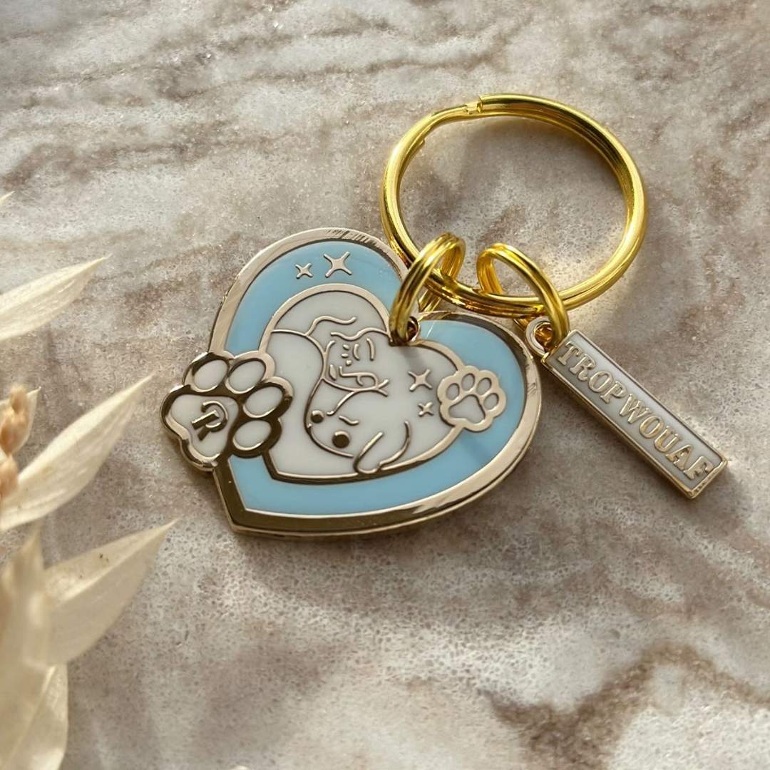 Médaille pour chien bleue en forme de cœur – Trop Wouaf x Raya & Cos
