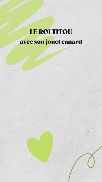 Titou notre Spitz qui court pour rapporter son jouet canard en corde