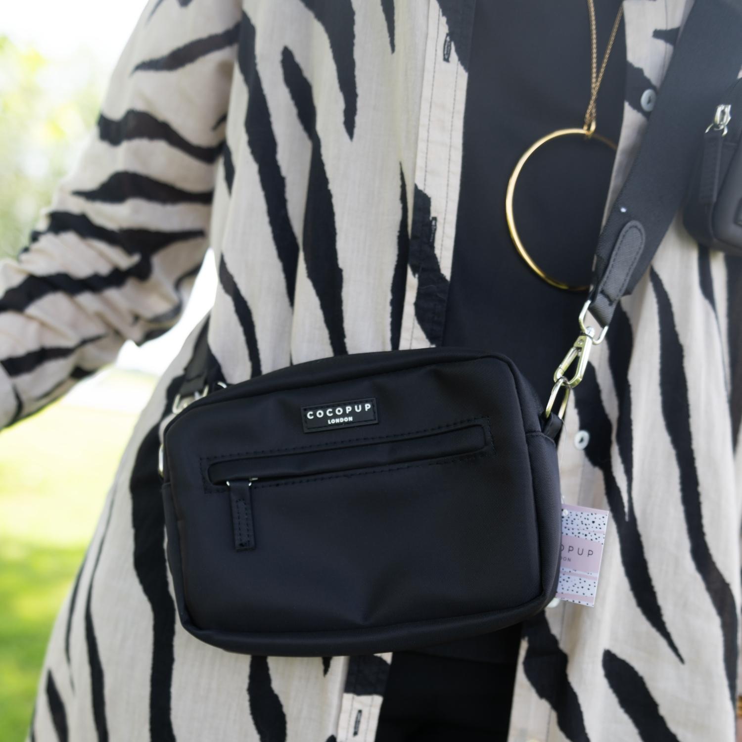 sac de promenade chien cocopup noir avec bandoulière noire porté
